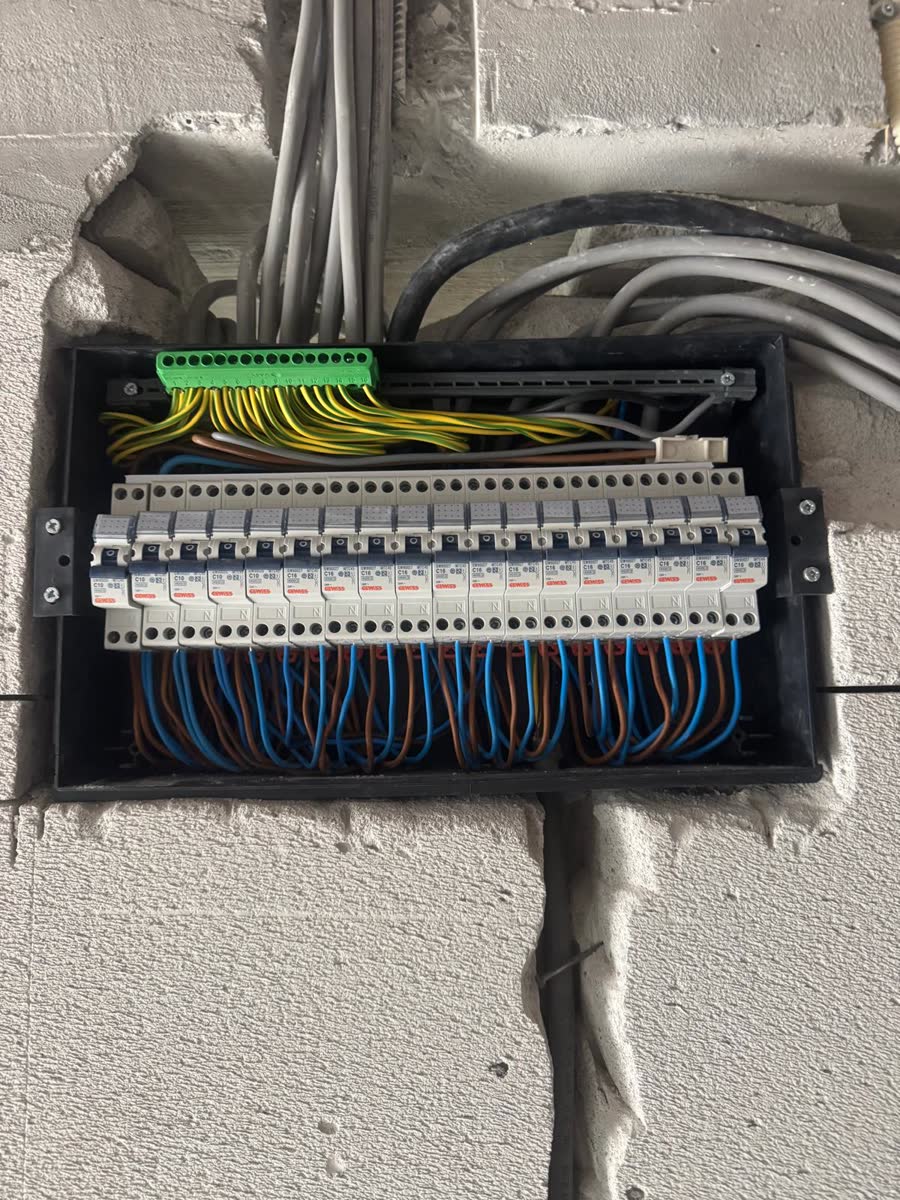 Tablou de siguranțe pentru locuință, cu circuitele legate și aranjate