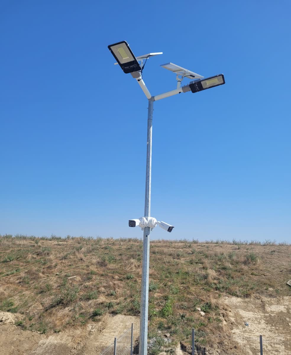 Stâlp de iluminat cu panou solar și camere de supraveghere