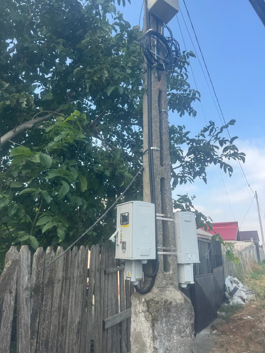Branșament electric cu firide montate pe stâlp, la poarta imobilului