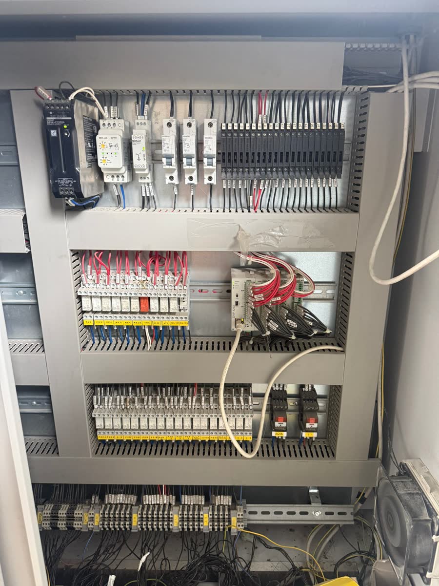 Tablou de automatizare cu automat programabil pentru stație de betoane
