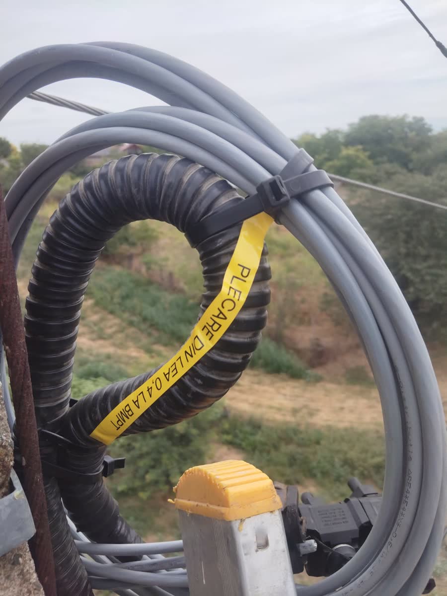 Cablu de branșament pregătit pe stâlp, plecare din linia de 0,4 kV