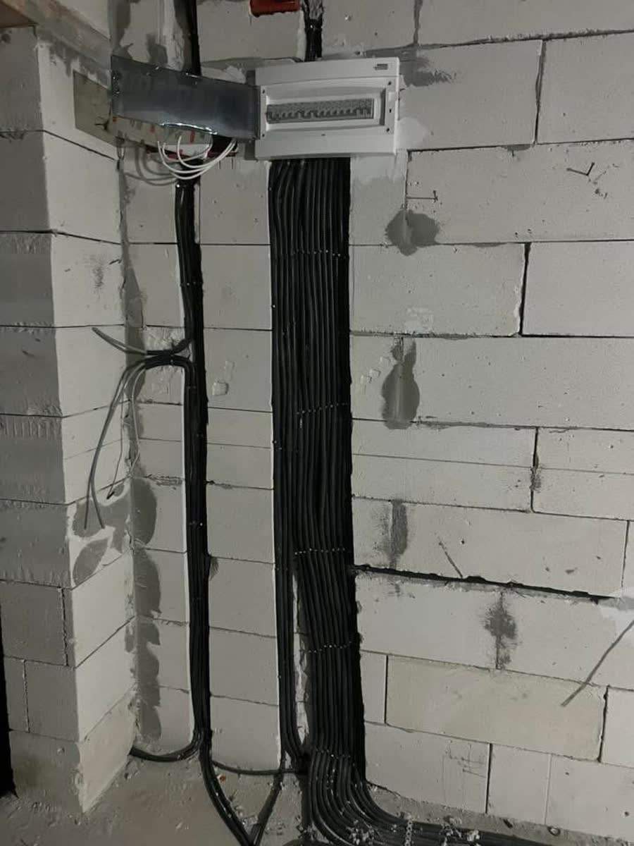 Traseu de cabluri către tabloul de distribuție, în timpul execuției