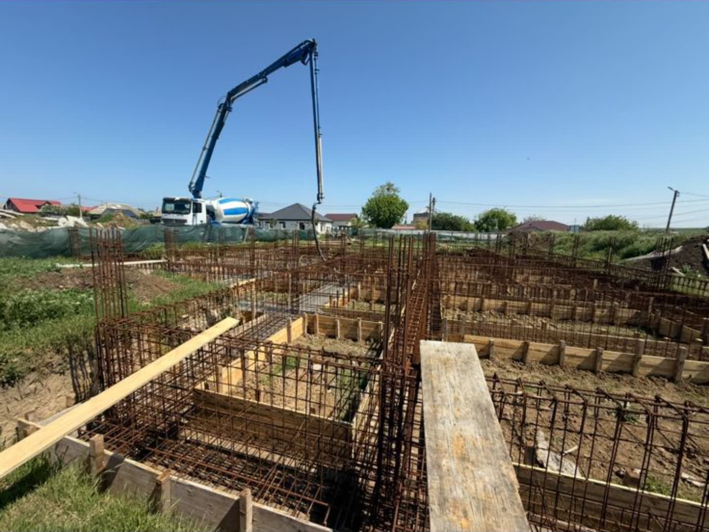 Turnare la fundația unei case, cu pompa de beton