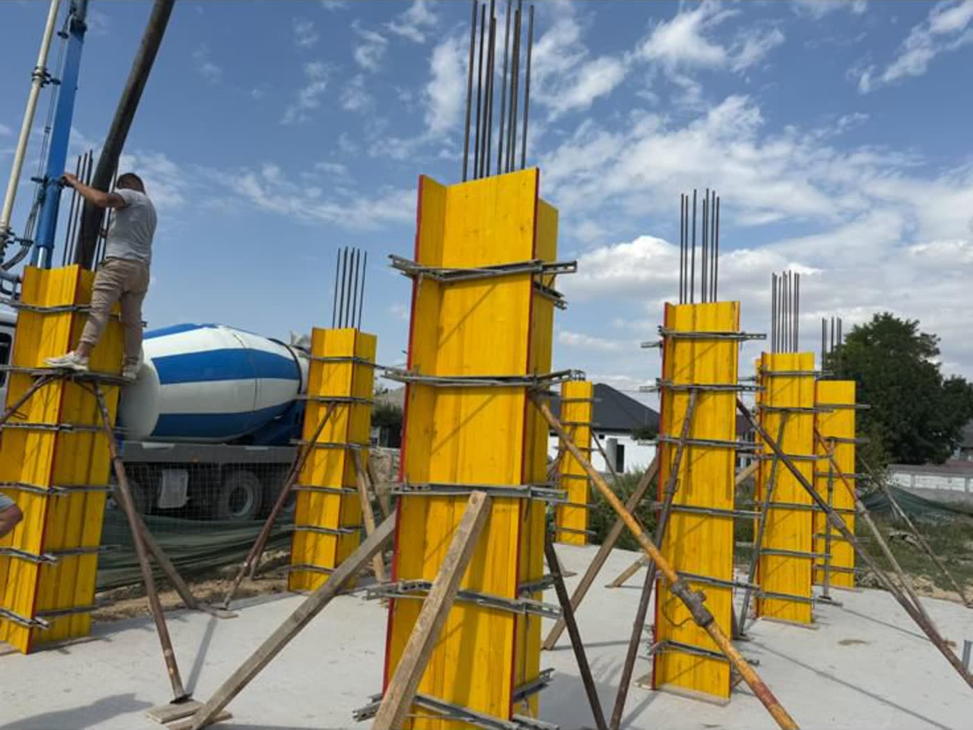 Cofraje de stâlpi și autobetonieră la o structură din beton armat
