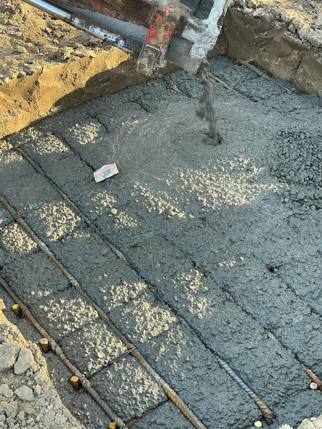 Beton proaspăt turnat peste plasa de armătură