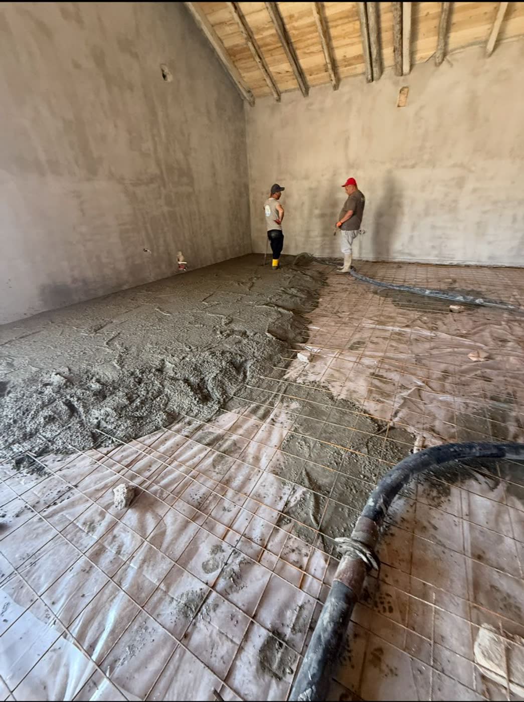 Pardoseală de beton turnată într-o hală