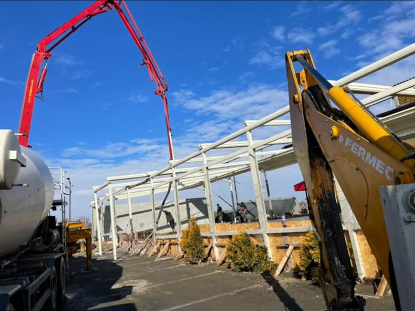 Pompă de beton la structura metalică a unei hale