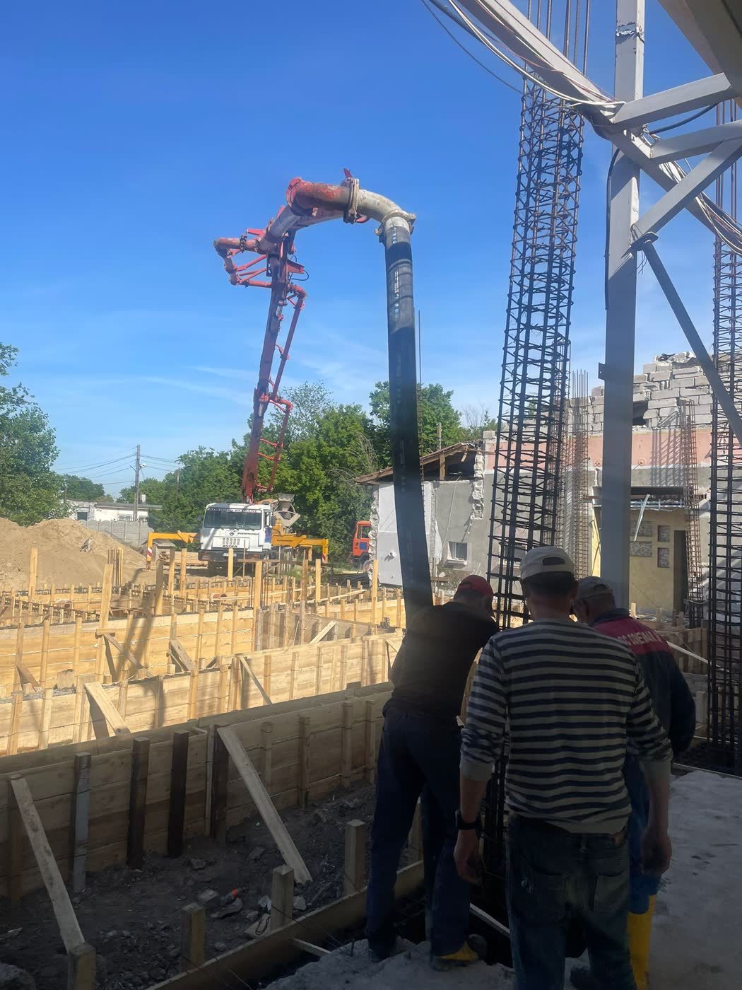 Turnare la fundația unei construcții, cu pompa de beton