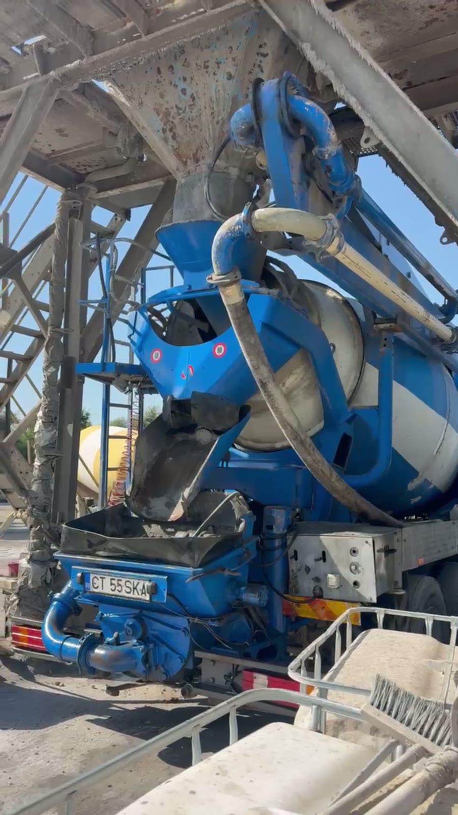 Pompa de beton în lucru la stația ADRISIMO